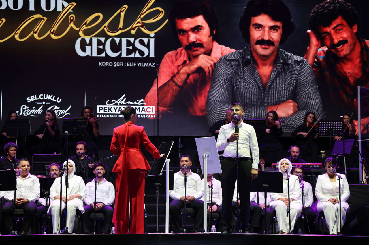Selçuklu’da arabesk rüzgarı! Binlerce kişi efsanelerin şarkılarını söyledi 15